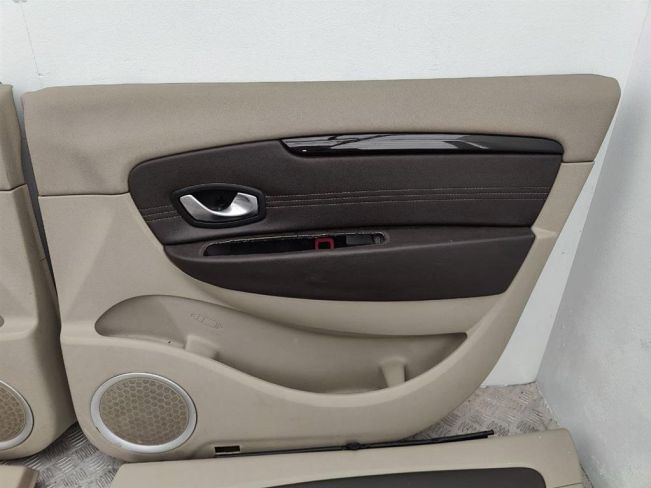 Обшивка двери (дверная карта) комплект Renault Scenic 3 (2008-2015)