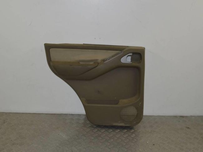 Обшивка двери задней левой (дверная карта) Nissan Pathfinder (2004-2014)