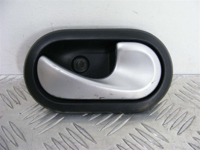 Ручка внутренняя передняя правая Renault Sandero 1 (2009-2014)