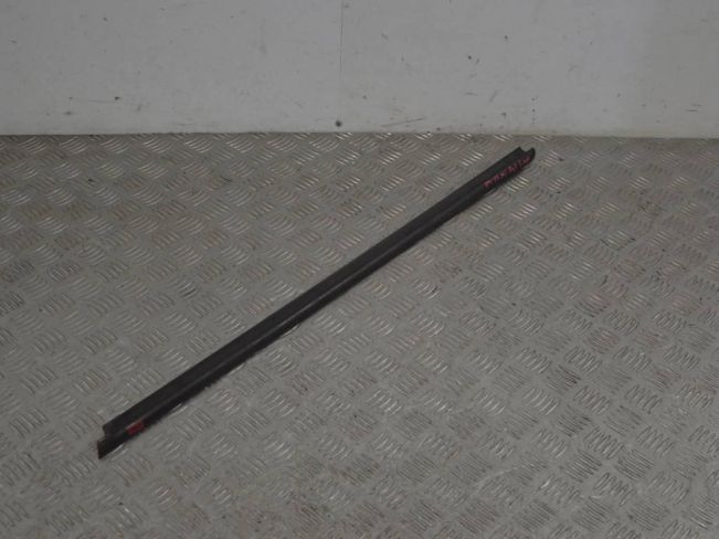 Молдинг стекла двери передней левой наружный Renault Megane 1 (1996-2002)