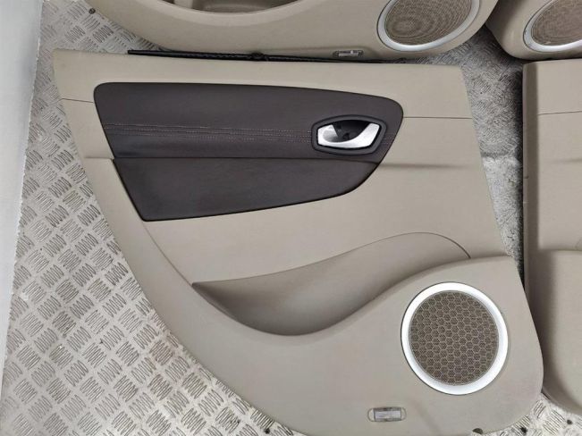Обшивка двери (дверная карта) комплект Renault Scenic 3 (2008-2015)