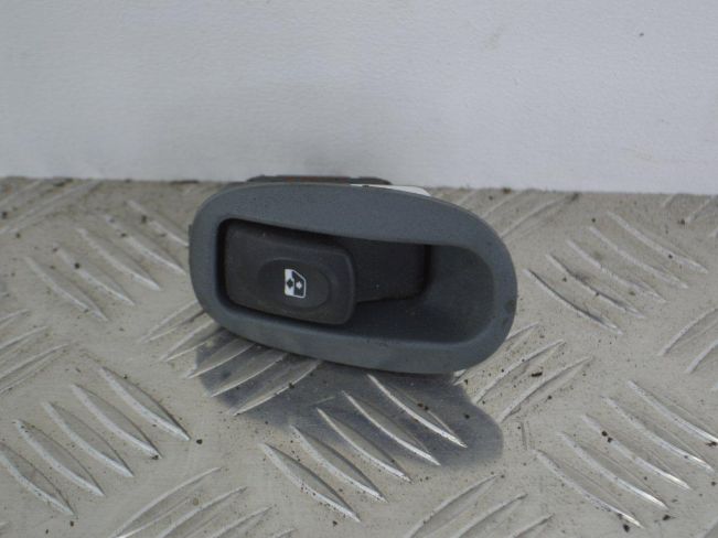 Кнопка стеклоподъемника переднего правого Renault Scenic 1 (1996-2003)