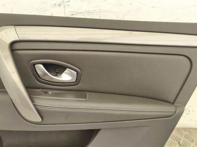 Обшивка двери передней правой (дверная карта) Renault Laguna 3 (2007-2015)