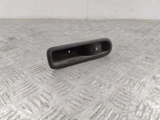 Кнопка стеклоподъемника переднего правого Renault Scenic 2 (2003-2009)