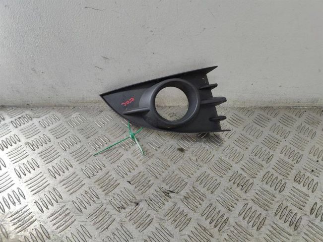 Рамка фары противотуманной правой Renault Scenic 2 (2003-2009)