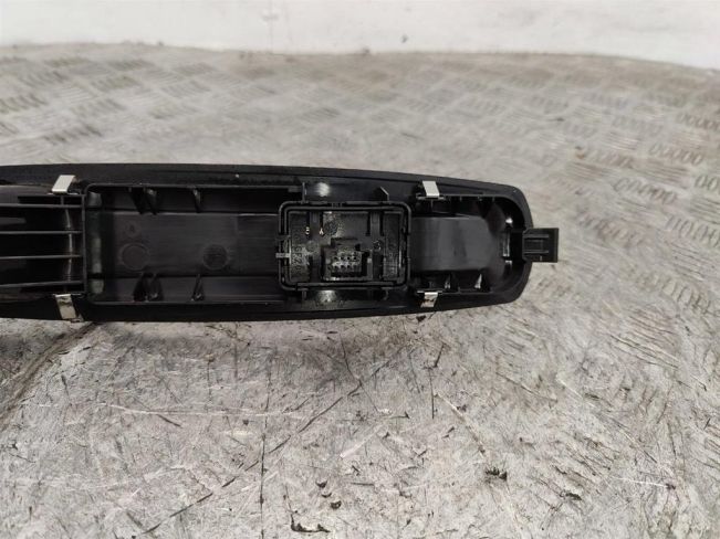 Кнопка стеклоподъемника переднего правого Renault Scenic 3 (2008-2015)