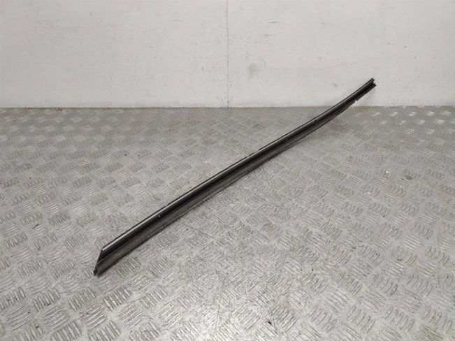 Молдинг стекла лобового Volvo V70 (2000-2008)