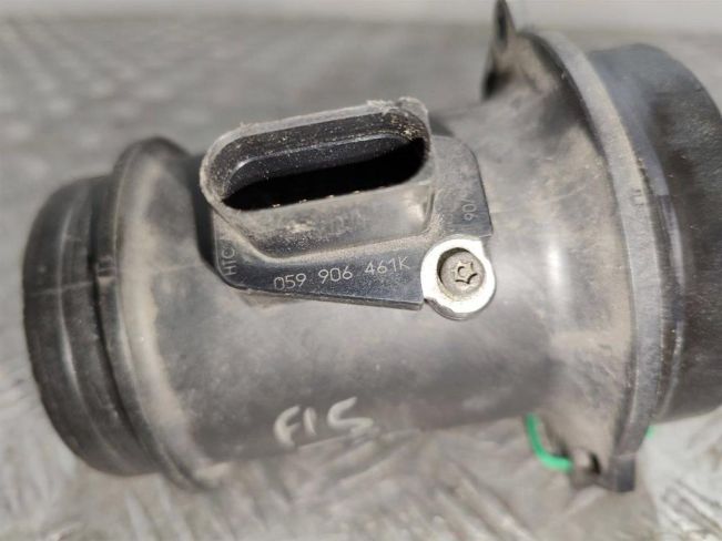 Расходомер воздуха Audi A4 (2004-2008)