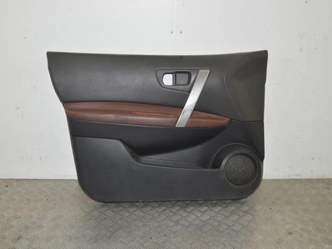 Обшивка двери передней левой (дверная карта) Nissan Qashqai (J10) (2006-2014)