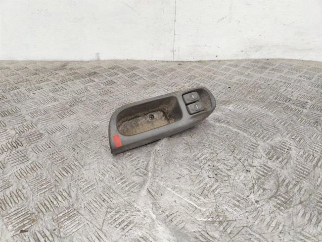 Кнопка стеклоподъемника переднего левого Renault Scenic 1 (1996-2003)