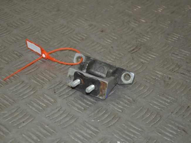 Петля крышки багажника Kia Carnival (1998-2006)