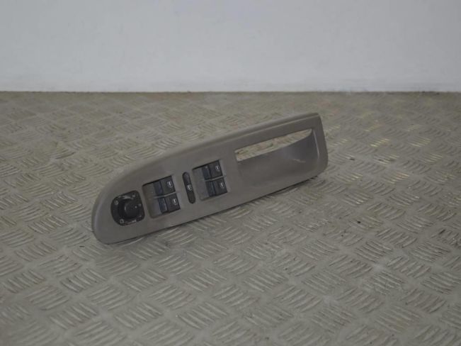Кнопка стеклоподъемника переднего левого Volkswagen Passat B6 (2005-2010)