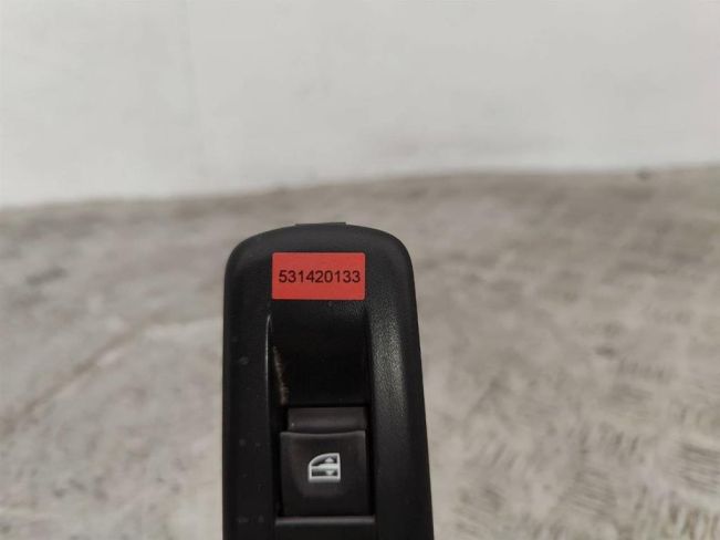 Кнопка стеклоподъемника заднего правого Renault Scenic 3 (2008-2015)
