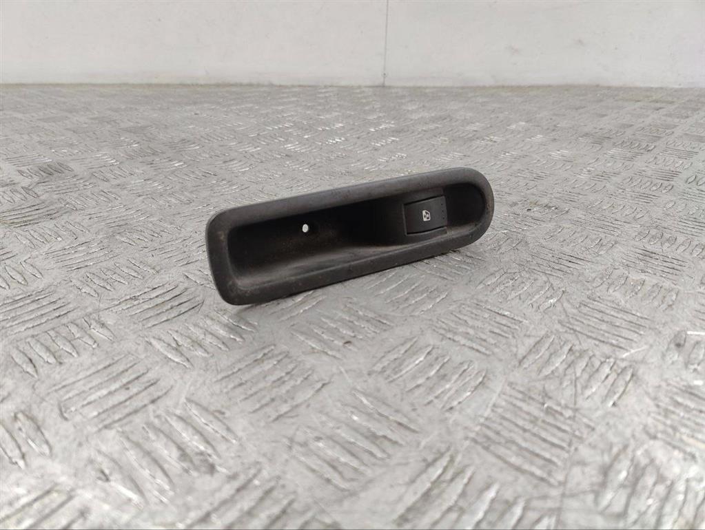 Кнопка стеклоподъемника переднего правого Renault Scenic 2 (2003-2009)