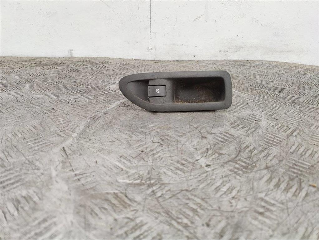 Кнопка стеклоподъемника заднего правого Renault Laguna 2 (2001-2007)