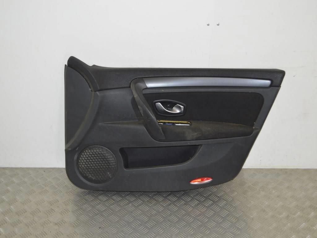 Обшивка двери передней правой (дверная карта) Renault Laguna 3 (2007-2015)