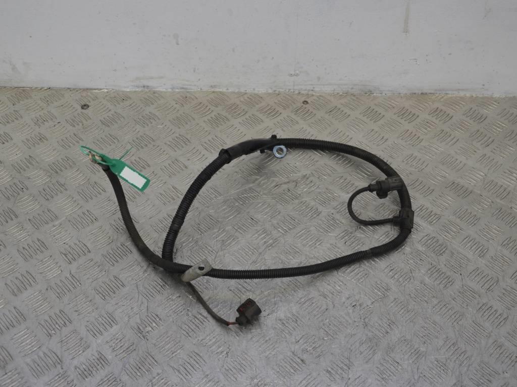 Плюсовой провод аккумулятора Audi A4 (2000-2004)