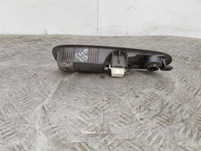 Кнопка стеклоподъемника переднего правого Renault Clio 3 (2005-2012)