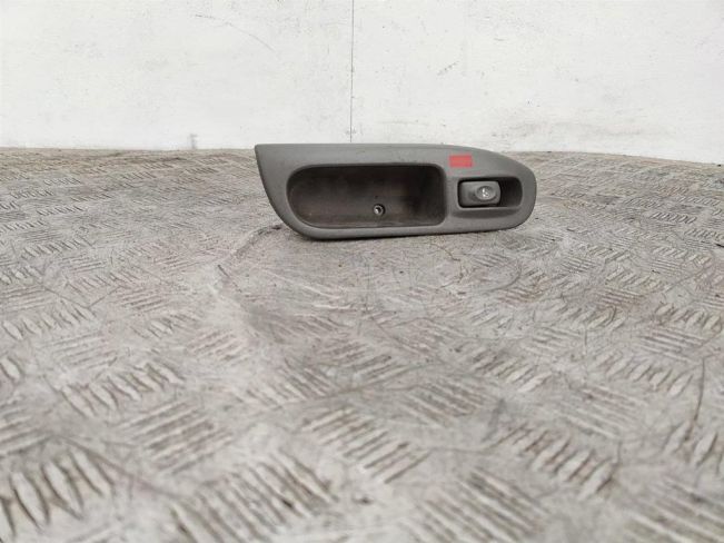 Кнопка стеклоподъемника переднего правого Renault Scenic 1 (1996-2003)